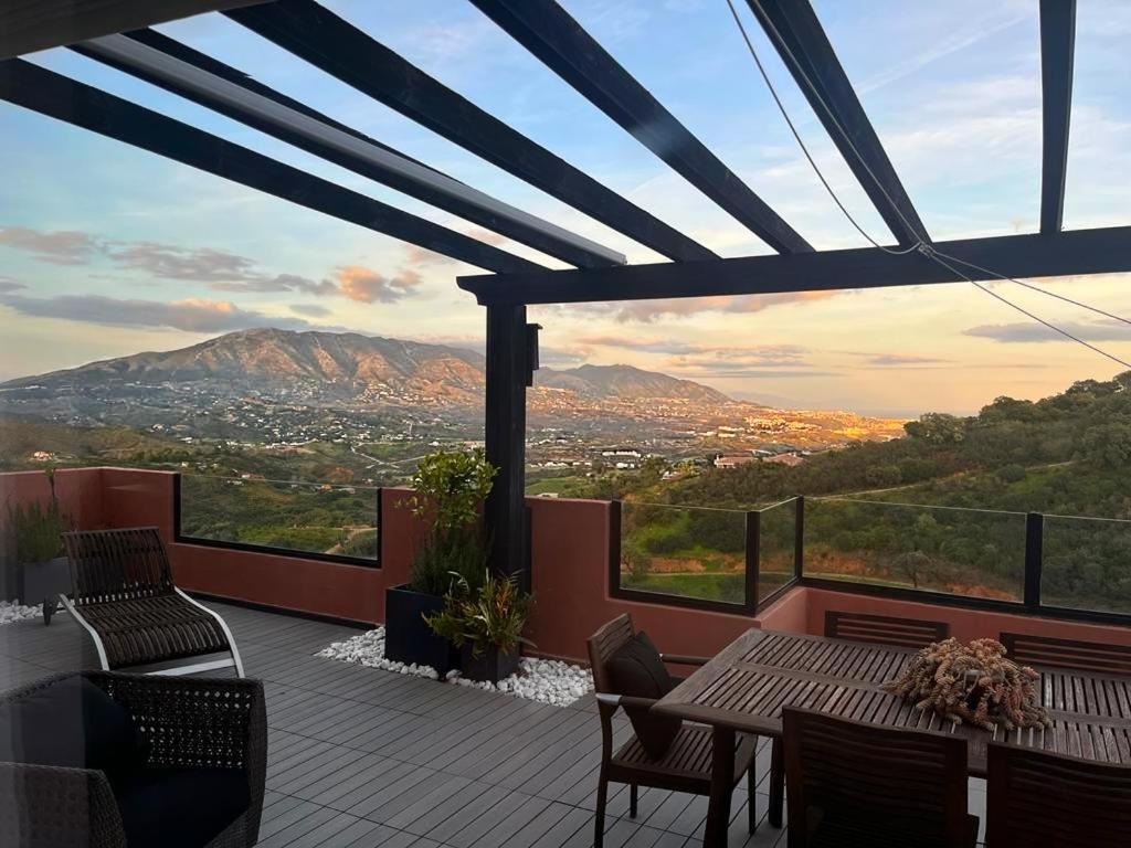 Bright Apartment In The Hills Of Elviria Малага Екстер'єр фото