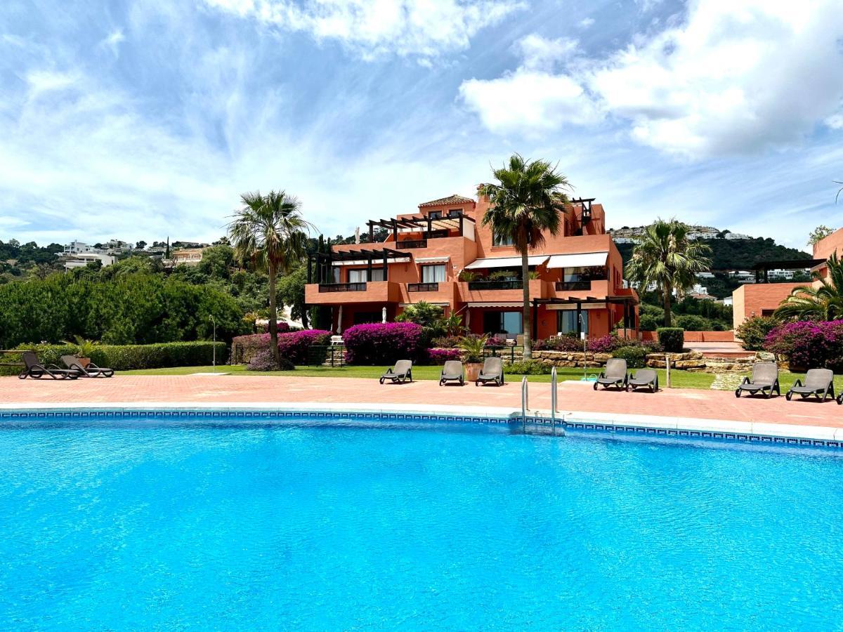 Bright Apartment In The Hills Of Elviria Малага Екстер'єр фото
